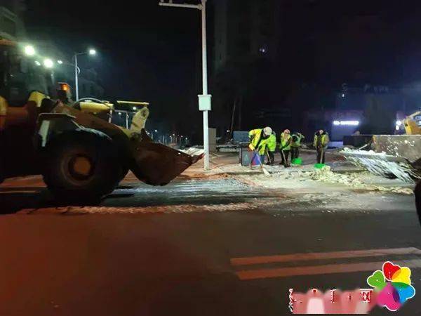 淄博铲车司机深夜奋战清积雪